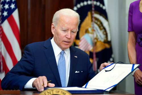 Tổng thống Biden ký luật được mong đợi từ lâu