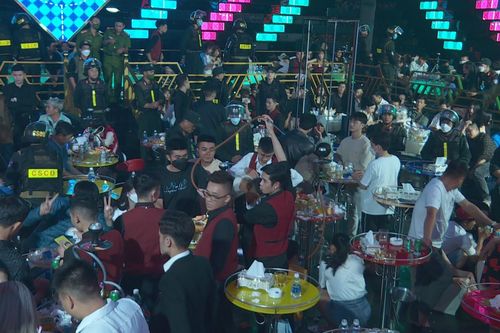 Đột kích quán bar phát hiện 44 đối tượng sử dụng ma túy và 1 khẩu súng