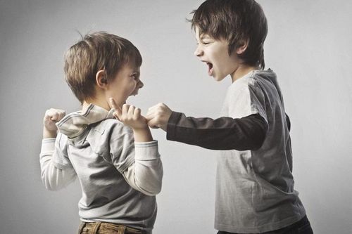 Cách 'hạ hỏa' những đứa trẻ hung hăng