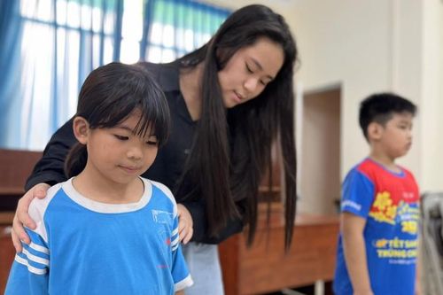 Trẻ bán vé số lên sàn diễn thời trang