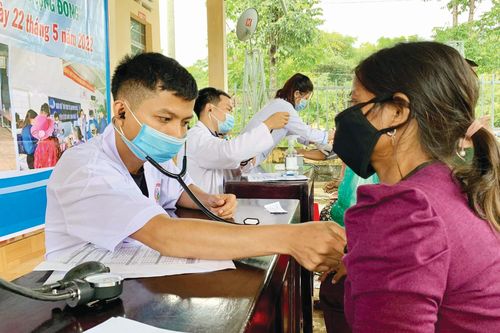 Nhiều y, bác sĩ ở Tây Nguyên nghỉ việc: Giữ chân cách nào?