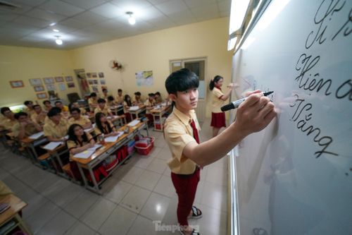 Ôn thi tốt nghiệp THPT, sĩ tử 'bế quan' học 12 tiếng mỗi ngày