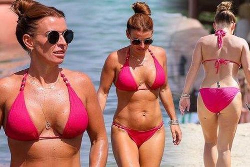 Bà xã Wayne Rooney diện bikini 'bốc lửa' ở biển