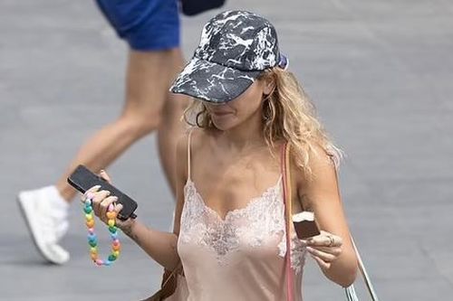 Rita Ora mặc váy ngủ không nội y ra phố