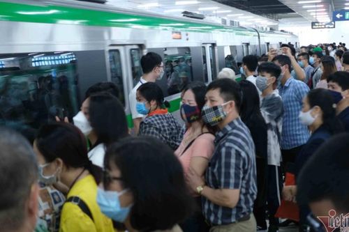 Nhiều người bỏ ô tô con đi tàu đường sắt đô thị Cát Linh - Hà Đông