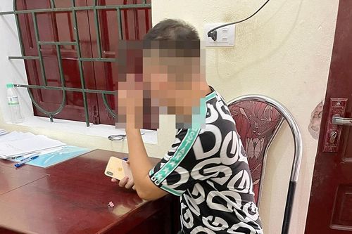 Bị mời làm việc, người ghép 2 em nhỏ hôn nhau ở phố đi bộ xin lỗi phụ huynh