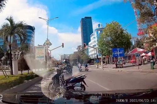 Nữ 'ninja' bất ngờ tạt đầu Mercedes-Benz để tìm chỗ tránh nắng