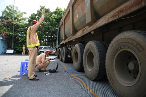 Muôn kiểu chây ì, đối phó khi CSGT cắt thùng xe vi phạm