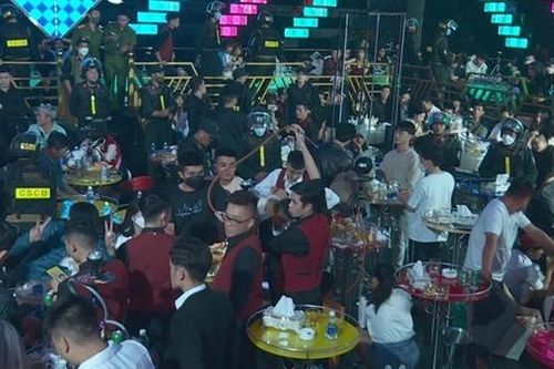 Nhóm thanh niên mang theo súng cùng 25 viên đạn vào quán bar