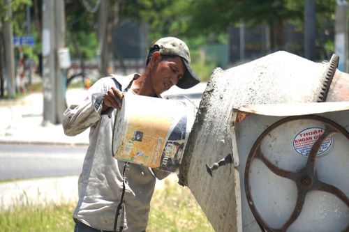 Người lao động oằn mình mưu sinh giữa 'chảo lửa' miền Trung