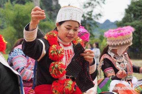 Đến Lâm Bình xem các cô gái xinh đẹp dệt thổ cẩm