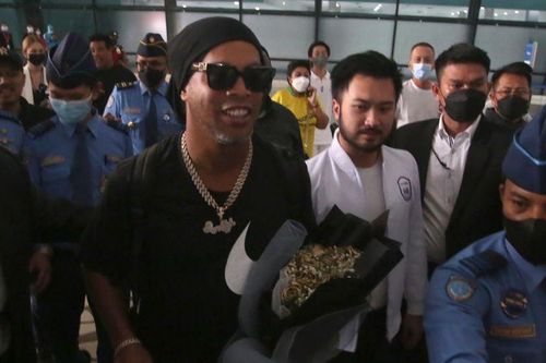Ronaldinho gây bão khi xuất hiện ở Indonesia