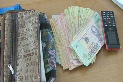 Người phụ nữ trộm túi xách chứa hơn 100 triệu đồng