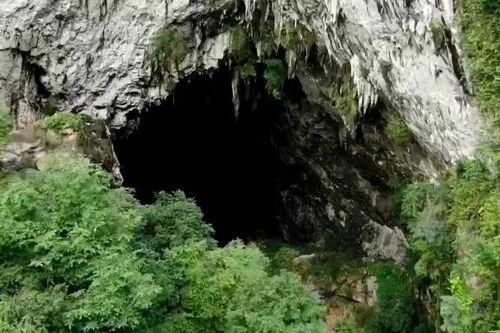 Bên trong hố sụt tử thần mới ở miền Nam Trung Quốc