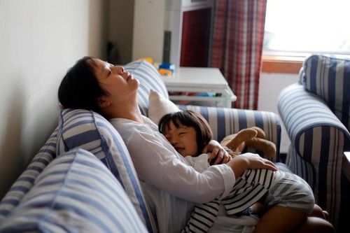 Phụ nữ Nhật Bản gặp khó khăn khi làm mẹ đơn thân