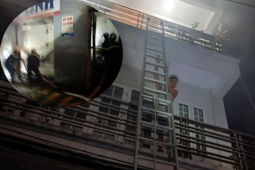 Giải cứu hai bé gái cùng bố mẹ mắc kẹt trên tầng 3 ngôi nhà bị cháy