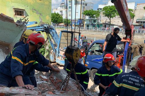 Hai công nhân thương vong vì sập tường nhà đang tháo dỡ