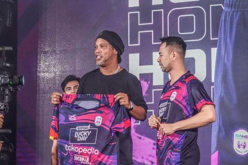 Ronaldinho sang Indonesia chơi bóng, HLV tuyên bố 'thích đá đâu thì đá'