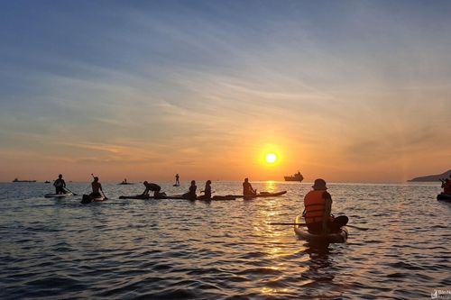 Trải nghiệm chèo SUP đón bình minh cực 'chill' trên biển Cửa Lò