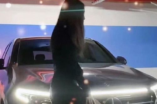 Chồng đi mua ô tô nhưng lại rủ luôn nữ nhân viên vào nhà nghỉ 'thử lái', vợ sốc nặng khi đọc tin nhắn