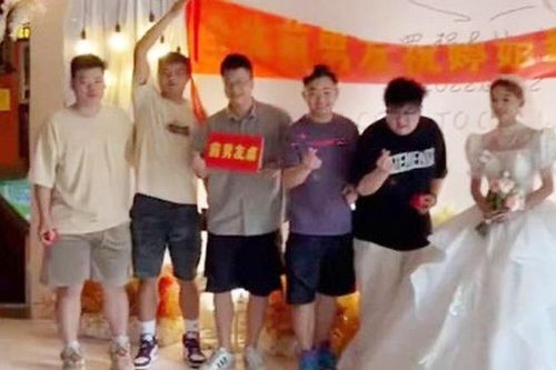 Cô dâu bất ngờ vì 9 người yêu cũ lên sân khấu cùng khẩu hiệu cực lạ