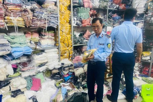 Đắk Lắk: Thu giữ hàng ngàn sản phẩm quần áo không rõ nguồn gốc