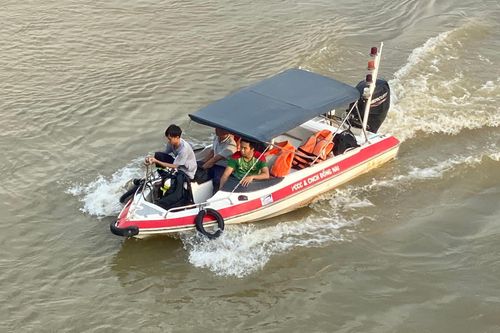 Người phụ nữ chạy xe lên giữa cầu rồi nhảy xuống sông Đồng Nai