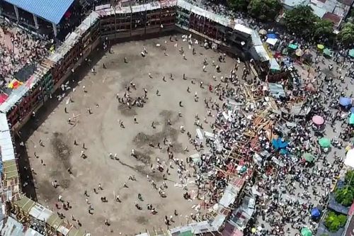 Khoảnh khắc khán đài trường đấu bò đổ sập ở Colombia, khiến hơn 320 người thương vong