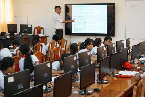 Tăng tự chủ tuyển dụng giáo viên