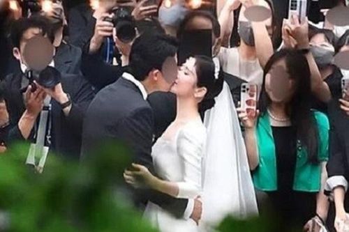 Jang Nara và chồng kém 6 tuổi khóa môi trong đám cưới