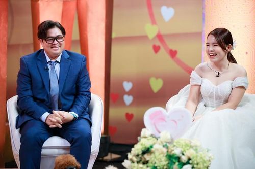 Hồng Vân thích thú nghe chuyện vợ Việt chồng Tây đến với nhau từ hội yêu thú cưng