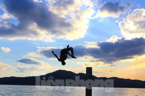 Nắng nóng như nung, người dân đổ về hồ Kẻ Gỗ giải nhiệt