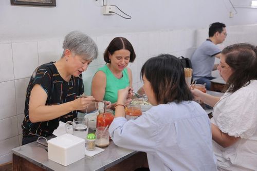Thăm Việt Nam, Ngoại trưởng Úc thưởng thức phở gà