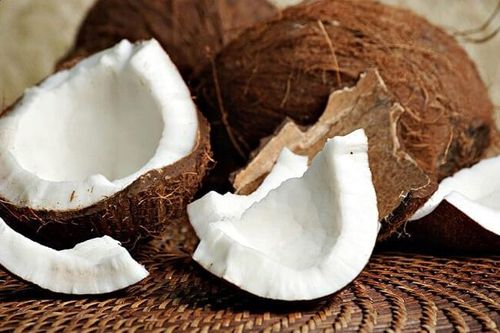 Bé gái hơn 1 tuổi hóc cùi dừa, tử vong thương tâm