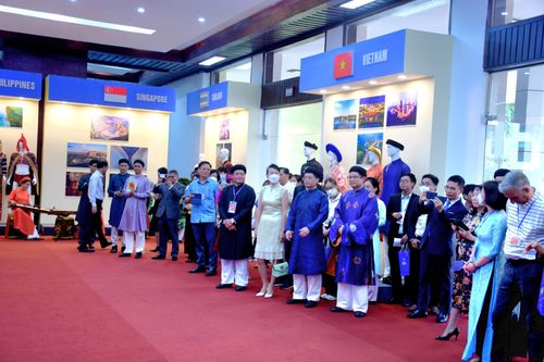Tôn vinh vẻ đẹp trang phục truyền thống các nước ASEAN