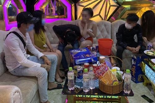 Nữ tiếp viên khỏa thân, nhảy múa phục vụ khách trong karaoke