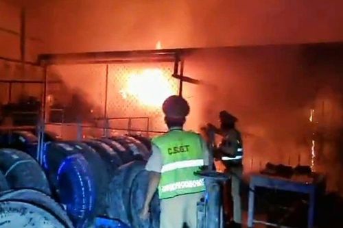 CSGT Huế lao vào gara đang bốc cháy khống chế đám lửa giúp dân