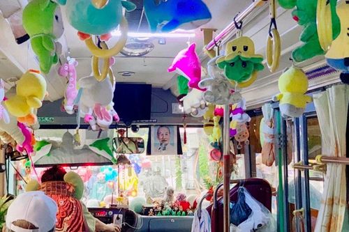 Chuyến xe buýt độc nhất đưa người Sài Gòn quay về tuổi thơ: Có cả trăm thú bông, phụ xe là 'cao thủ'!