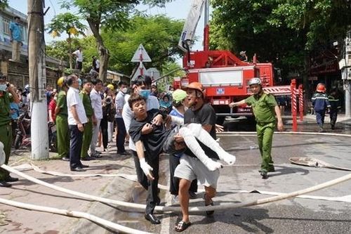 Cảnh sát kiệt sức, sốc nhiệt khi nỗ lực cứu 5 người mắc kẹt trong đám cháy