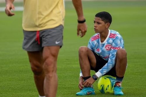 Cha con Ronaldo tập luyện trong kỳ nghỉ hè