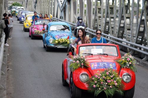Hàng chục xe cổ diễu hành trên đường phố ở Festival Huế