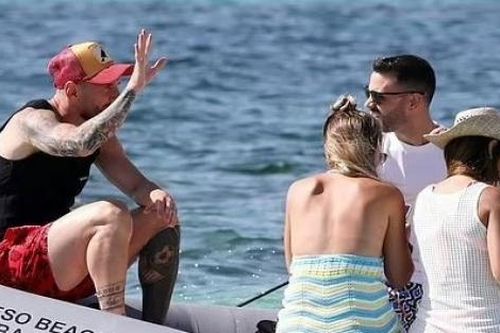 Lionel Messi chụp ảnh với fan tại kỳ nghỉ gia đình cùng nhà Luis Suarez và Fabregas