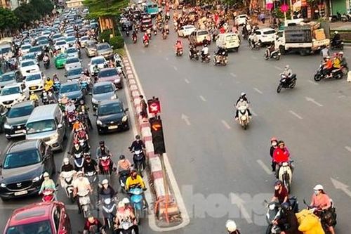 Vượt dải phân cách, đi ngược chiều tại nút giao thông 'khổ sở' ở Hà Nội