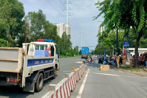 Ngã xuống đường sau va chạm với ô tô, người đàn ông bị xe container cán tử vong