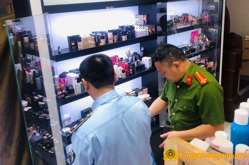 Thu giữ số lượng lớn thực phẩm chức năng không rõ nguồn gốc, xuất xứ