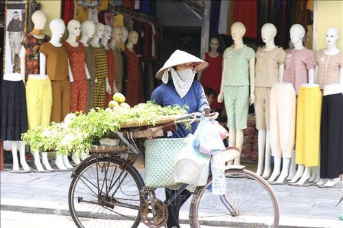 Hà Nội: Người dân vất vả mưu sinh, chống chọi với nắng nóng kéo dài
