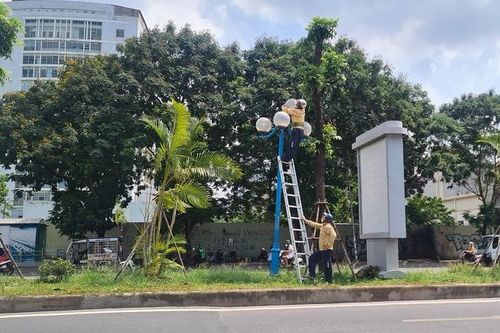 Nhọc nhằn mưu sinh dưới nắng nóng gay gắt gần 40 độ C
