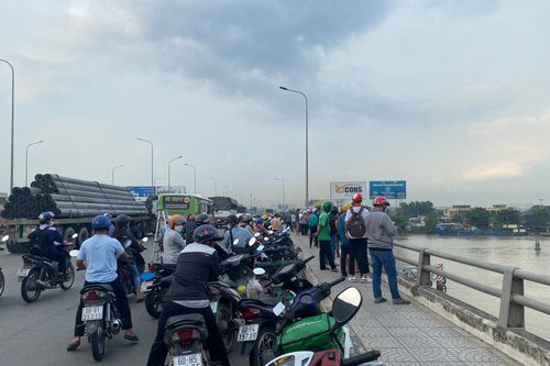 Bỏ lại hộ khẩu trên cầu, người phụ nữ nhảy xuống sông