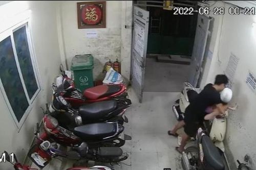 Cô gái trẻ bị nam thanh niên khống chế, giở trò sàm sỡ ở Kim Liên