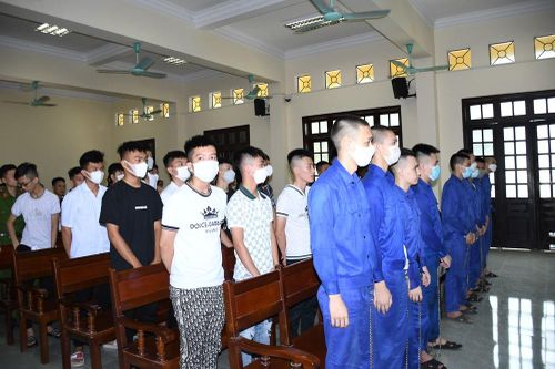 Mang hung khí tụ tập hỗn chiến khiến 2 người bị thương, hàng chục bị cáo hầu tòa